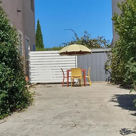 Avec Exterieur Et Parking Gratuit *